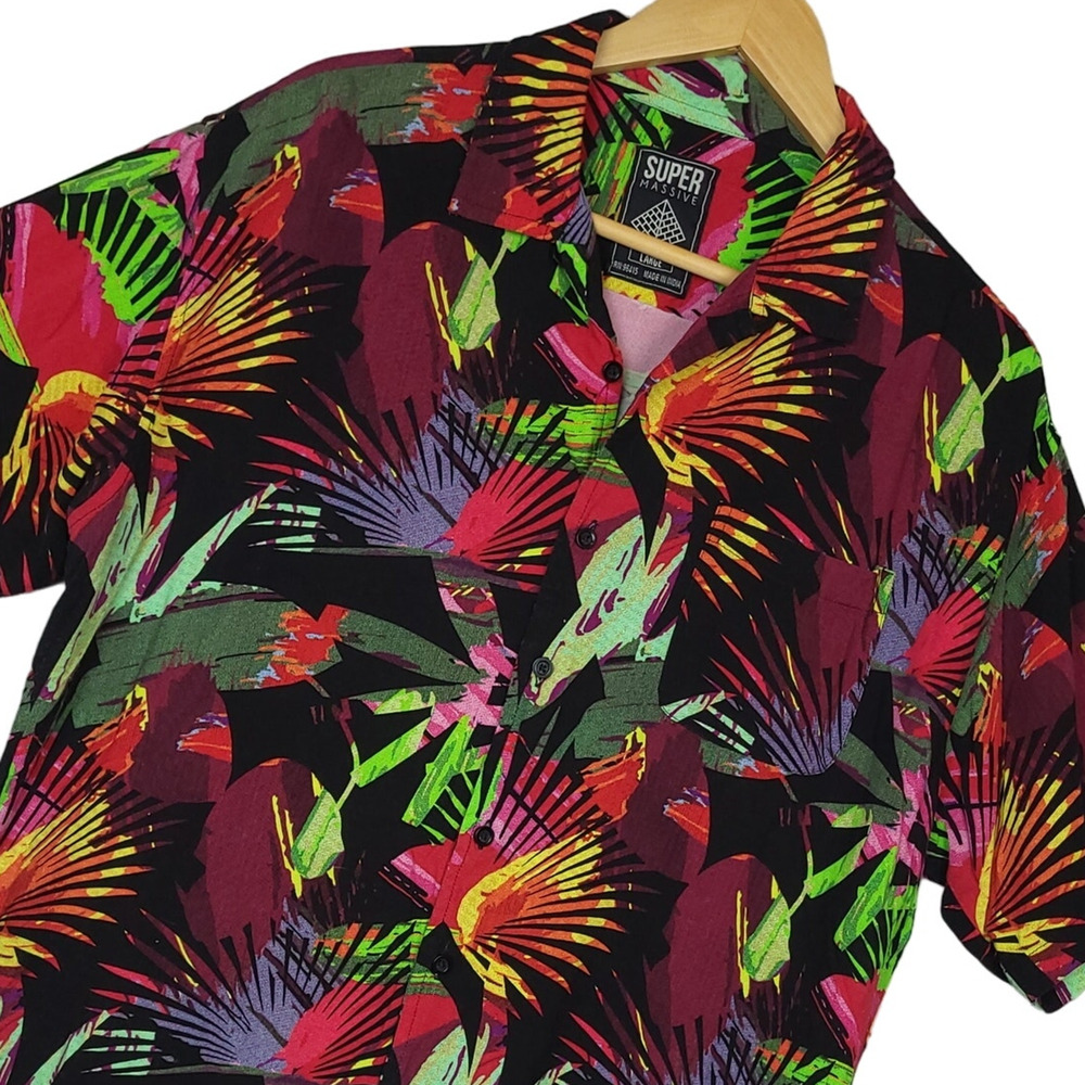 Super Massive Men’s Button-Up Shirt Large Hawaiian Bold Floral Print Retro Style